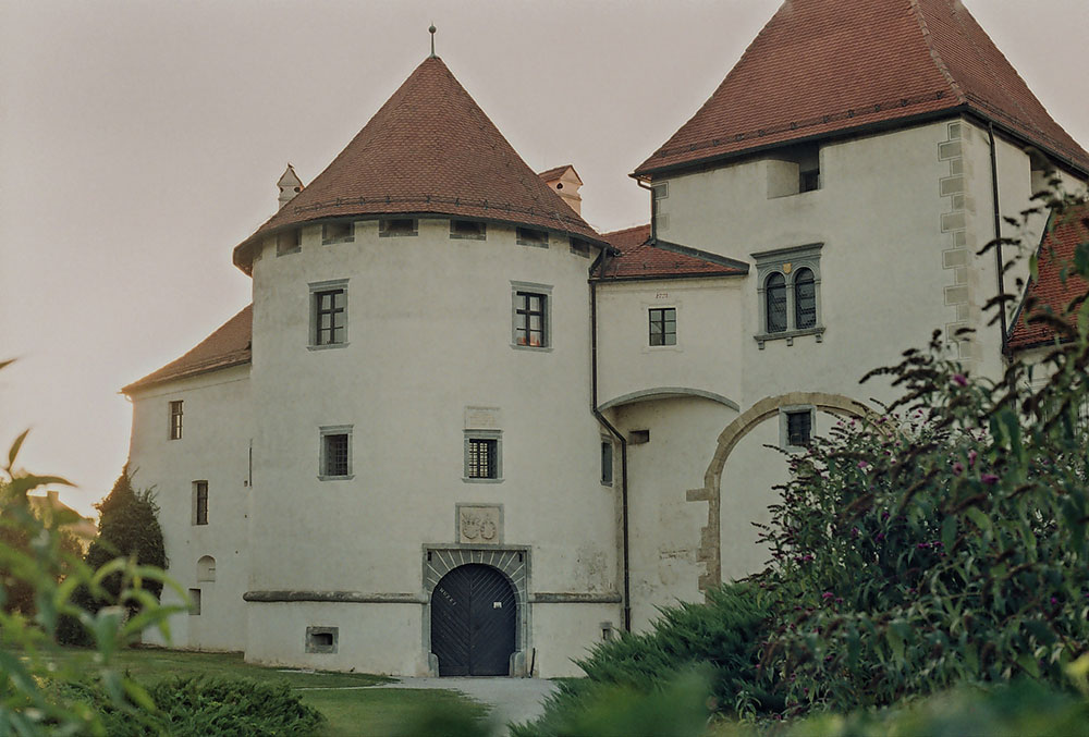 Old Castle – a fortification settled in the middle of the city