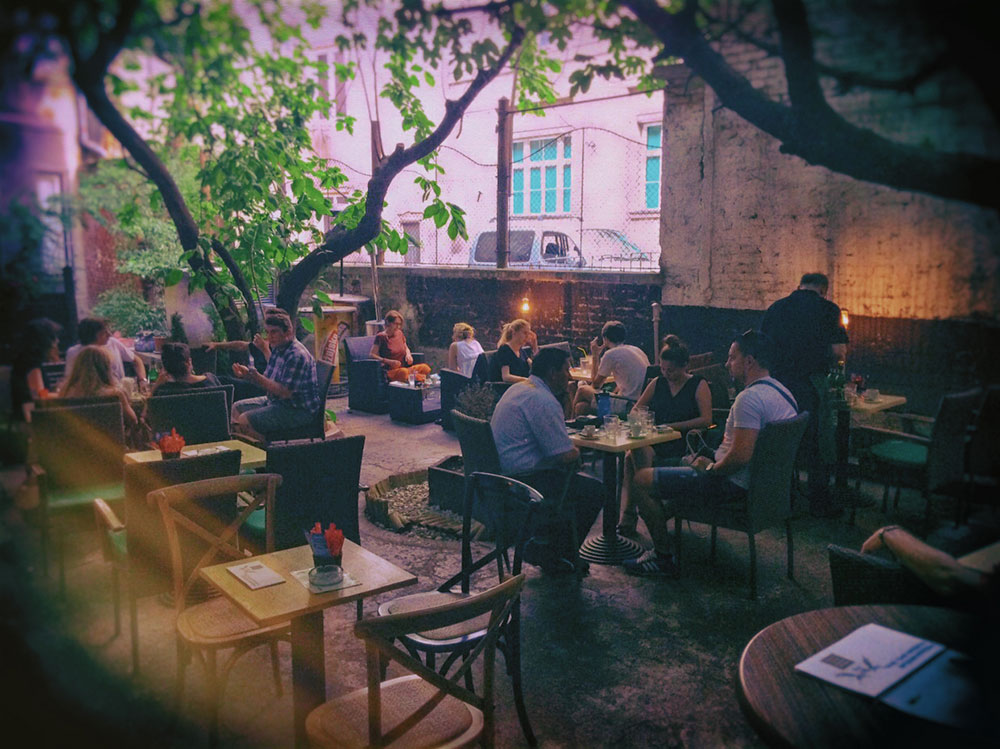 Listen to Jazz music in a Caffe Tin´s Flower Garden